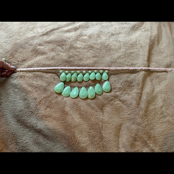 Mint boutique statement necklace w/earrings - Picture 3 of 3
